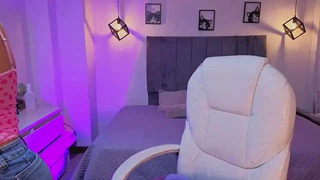 Pretty Johnson  online show from 06/14/26, 03:41