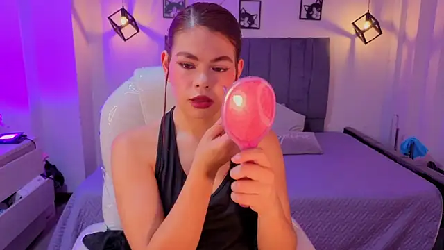 Pretty Johnson  online show from 06/19/26, 04:06