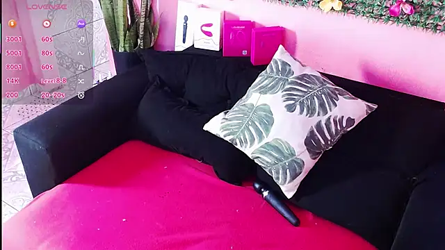 Snapshot of DianaGom chatting on 10/05/25, 10:35 DianaGom online show from 10/05/25, 10:35