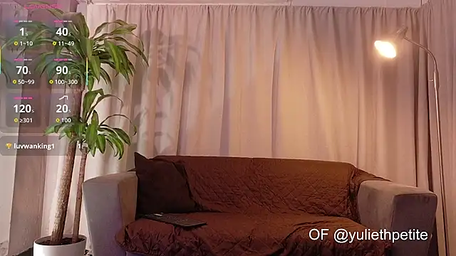 Snapshot of YuliethPetite chatting on 11/17/25, 11:38 YuliethPetite online show from 11/17/25, 11:38