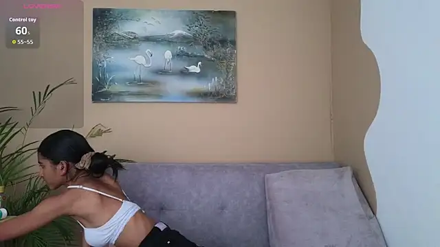 Snapshot of YuliethPetite chatting on 04/14/26, 01:17 YuliethPetite online show from 04/14/26, 01:17