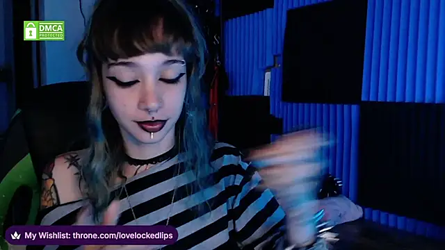 Snapshot of lovelockedlips chatting on 05/22/26, 04:01 lovelockedlips online show from 05/22/26, 04:01