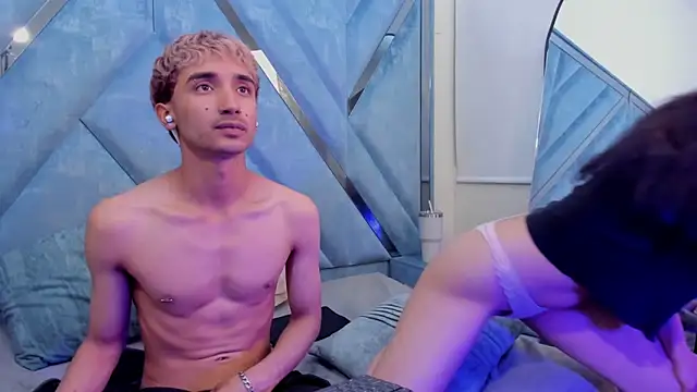 LauryAndNarem69 online show from 12/21/25, 06:31