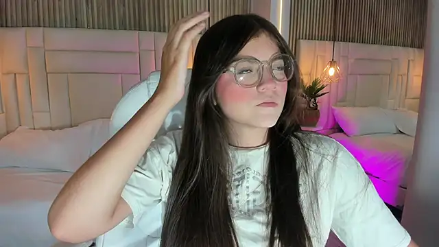 Snapshot of DulceVela_ chatting on 09/15/25, 10:43 DulceVela online show from 09/15/25, 10:43
