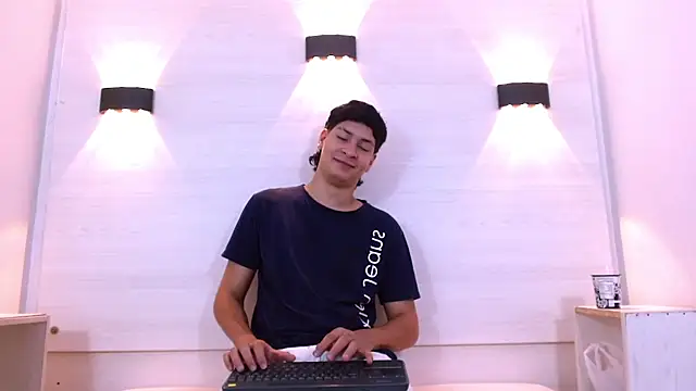 Jhojan twink online show from 11/22/25, 01:10