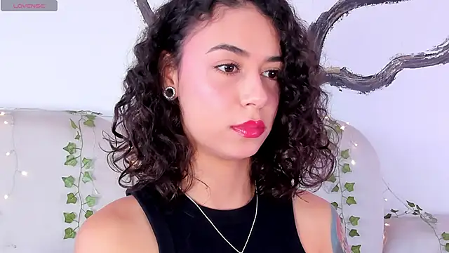 Snapshot of AliceStevens_ chatting on 10/21/25, 01:23 AliceStevens online show from 10/21/25, 01:23