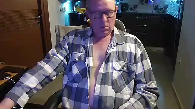 Snapshot of JamesBauer chatting on 02/17/26, 04:31 JamesBauer online show from 02/17/26, 04:31