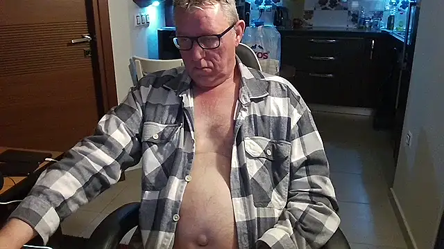 Snapshot of JamesBauer chatting on 02/18/26, 04:41 JamesBauer online show from 02/18/26, 04:41