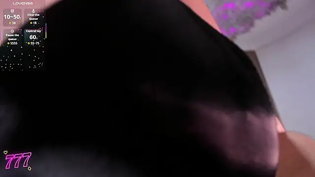 Nicolee19 online show from 05/07/26, 11:04