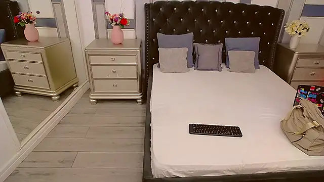 SuzzySun online show from 02/11/25, 04:02