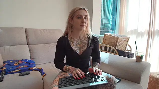 Snapshot of tattoobbgirl chatting on 05/01/26, 03:49 tattoobbgirl online show from 05/01/26, 03:49