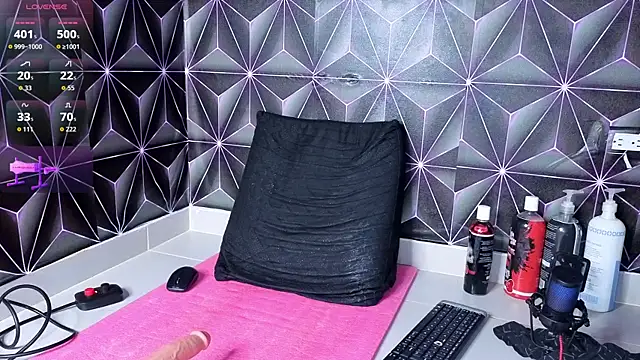 Snapshot of Megann_9 chatting on 10/22/25, 11:43 Megann 9 online show from 10/22/25, 11:43