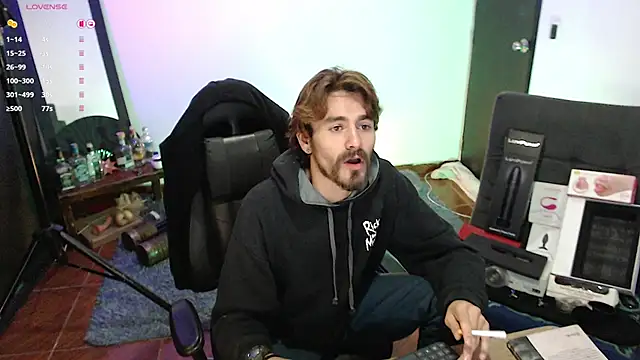 Snapshot of Aaron_malikk chatting on 10/24/25, 01:57 Aaron malikk online show from 10/24/25, 01:57