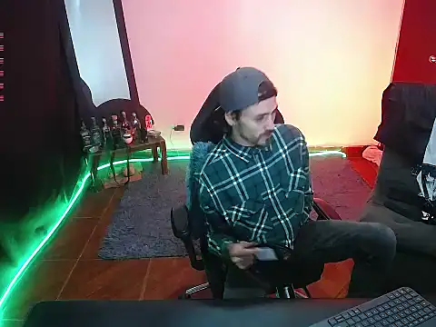 Snapshot of Aaron_malikk chatting on 10/31/25, 01:17 Aaron malikk online show from 10/31/25, 01:17