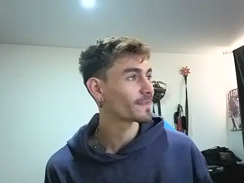 Snapshot of Aaron_malikk chatting on 03/25/26, 12:11 Aaron malikk online show from 03/25/26, 12:11