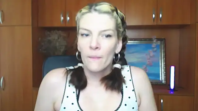 VanessaRey  online show from 05/02/26, 02:55