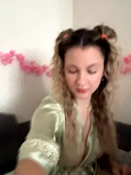 Snapshot of mollygirll chatting on 10/16/25, 09:32 mollygirll online show from 10/16/25, 09:32