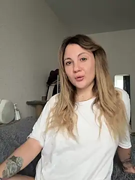 Snapshot of mollygirll chatting on 11/18/25, 11:03 mollygirll online show from 11/18/25, 11:03