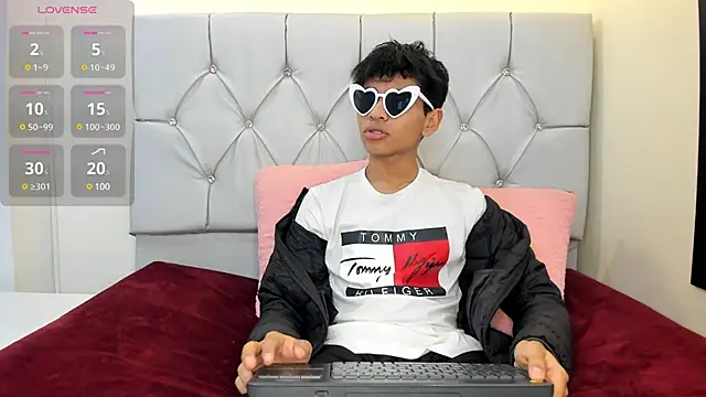 Snapshot of Ethan_Westt chatting on 03/21/25, 01:56 Ethan Westt online show from 03/21/25, 01:56