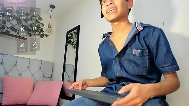 Snapshot of Ethan_Westt chatting on 03/22/25, 08:04 Ethan Westt online show from 03/22/25, 08:04