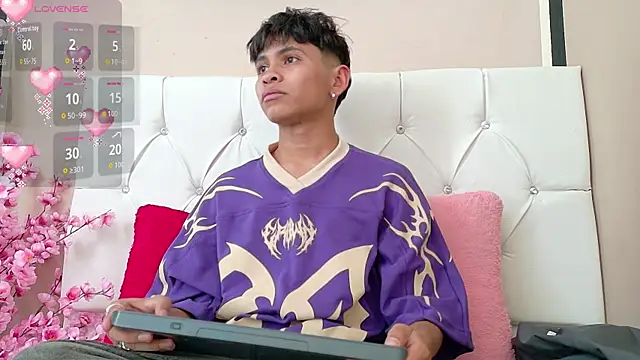 Snapshot of Ethan_Westt chatting on 10/29/25, 08:21 Ethan Westt online show from 10/29/25, 08:21