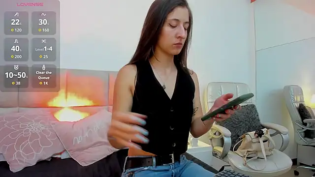 SaraJonness online show from 11/19/25, 09:48