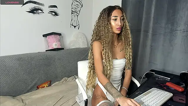 Snapshot of EvelynHais chatting on 11/14/25, 06:06 EvelynHais online show from 11/14/25, 06:06