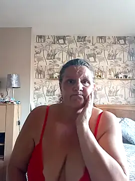 Snapshot of MissQueenBeex chatting on 03/19/25, 02:35 MissQueenBeex online show from 03/19/25, 02:35