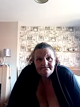 Snapshot of MissQueenBeex chatting on 03/20/25, 12:00 MissQueenBeex online show from 03/20/25, 12:00