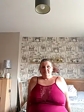 Snapshot of MissQueenBeex chatting on 03/21/25, 09:12 MissQueenBeex online show from 03/21/25, 09:12