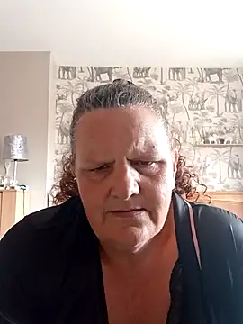 Snapshot of MissQueenBeex chatting on 03/22/25, 03:20 MissQueenBeex online show from 03/22/25, 03:20