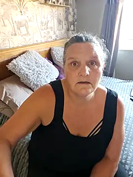 Snapshot of MissQueenBeex chatting on 09/16/25, 04:41 MissQueenBeex online show from 09/16/25, 04:41