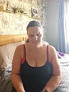 Snapshot of MissQueenBeex chatting on 09/30/25, 01:38 MissQueenBeex online show from 09/30/25, 01:38