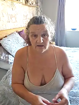 Snapshot of MissQueenBeex chatting on 10/12/25, 12:15 MissQueenBeex online show from 10/12/25, 12:15