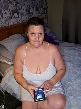 Snapshot of MissQueenBeex chatting on 10/13/25, 07:58 MissQueenBeex online show from 10/13/25, 07:58