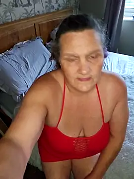 Snapshot of MissQueenBeex chatting on 10/16/25, 04:19 MissQueenBeex online show from 10/16/25, 04:19