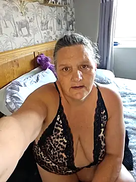 Snapshot of MissQueenBeex chatting on 10/20/25, 01:33 MissQueenBeex online show from 10/20/25, 01:33