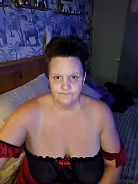 Snapshot of MissQueenBeex chatting on 12/04/25, 11:57 MissQueenBeex online show from 12/04/25, 11:57