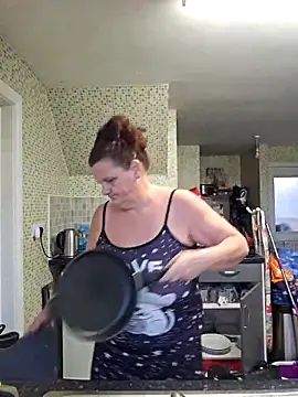 Snapshot of MissQueenBeex chatting on 12/14/25, 12:32 MissQueenBeex online show from 12/14/25, 12:32