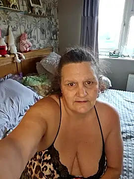 Snapshot of MissQueenBeex chatting on 12/15/25, 11:58 MissQueenBeex online show from 12/15/25, 11:58