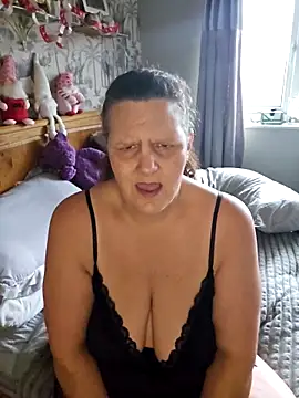 Snapshot of MissQueenBeex chatting on 12/18/25, 11:05 MissQueenBeex online show from 12/18/25, 11:05