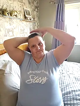 Snapshot of MissQueenBeex chatting on 02/24/26, 02:04 MissQueenBeex online show from 02/24/26, 02:04