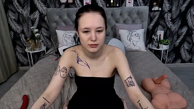 Snapshot of CarolineTenders chatting on 11/27/25, 01:07 CarolineTenders online show from 11/27/25, 01:07