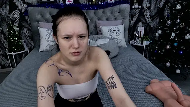 Snapshot of CarolineTenders chatting on 12/21/25, 01:13 CarolineTenders online show from 12/21/25, 01:13