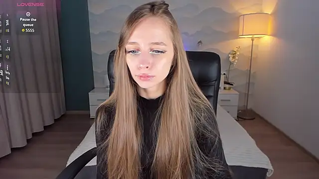 Amy Waynee online show from 10/13/25, 10:10