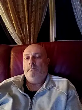 Snapshot of Alexis_Bull chatting on 01/09/26, 11:39 Alexis Bull online show from 01/09/26, 11:39