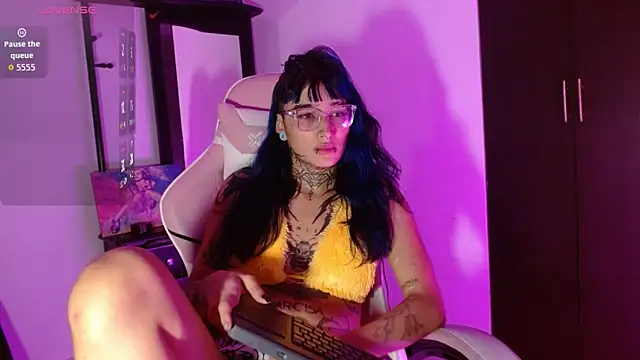 SharaRoss1 online show from 11/14/25, 08:13