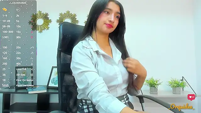 Snapshot of _Orquidea_ chatting on 09/19/25, 01:23 Orquidea online show from 09/19/25, 01:23