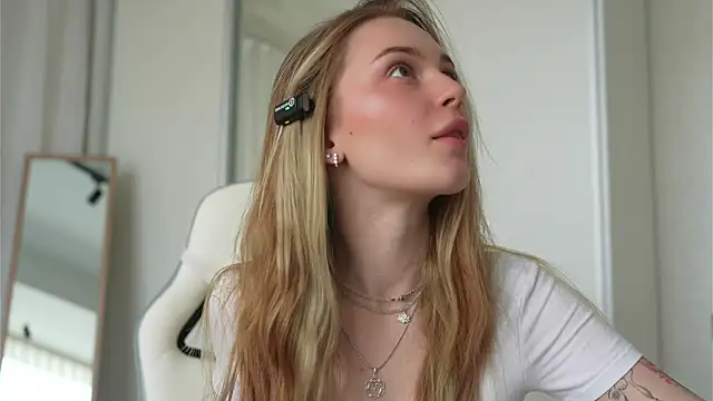 Snapshot of Cyberheart_ chatting on 03/20/25, 09:04 Cyberheart online show from 03/20/25, 09:04