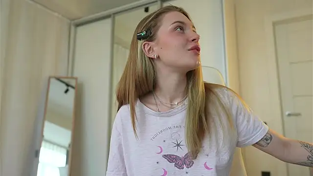 Snapshot of Cyberheart_ chatting on 03/21/25, 01:23 Cyberheart online show from 03/21/25, 01:23